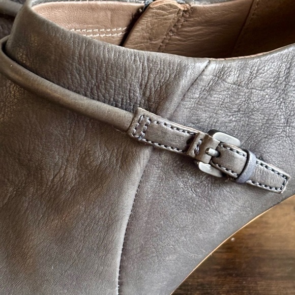 ecco| Chic Nephi Grey Leather Women's Heeled Buckle Strap 3” Booties Sz 41/7-7.5 - Picture 4 of 8